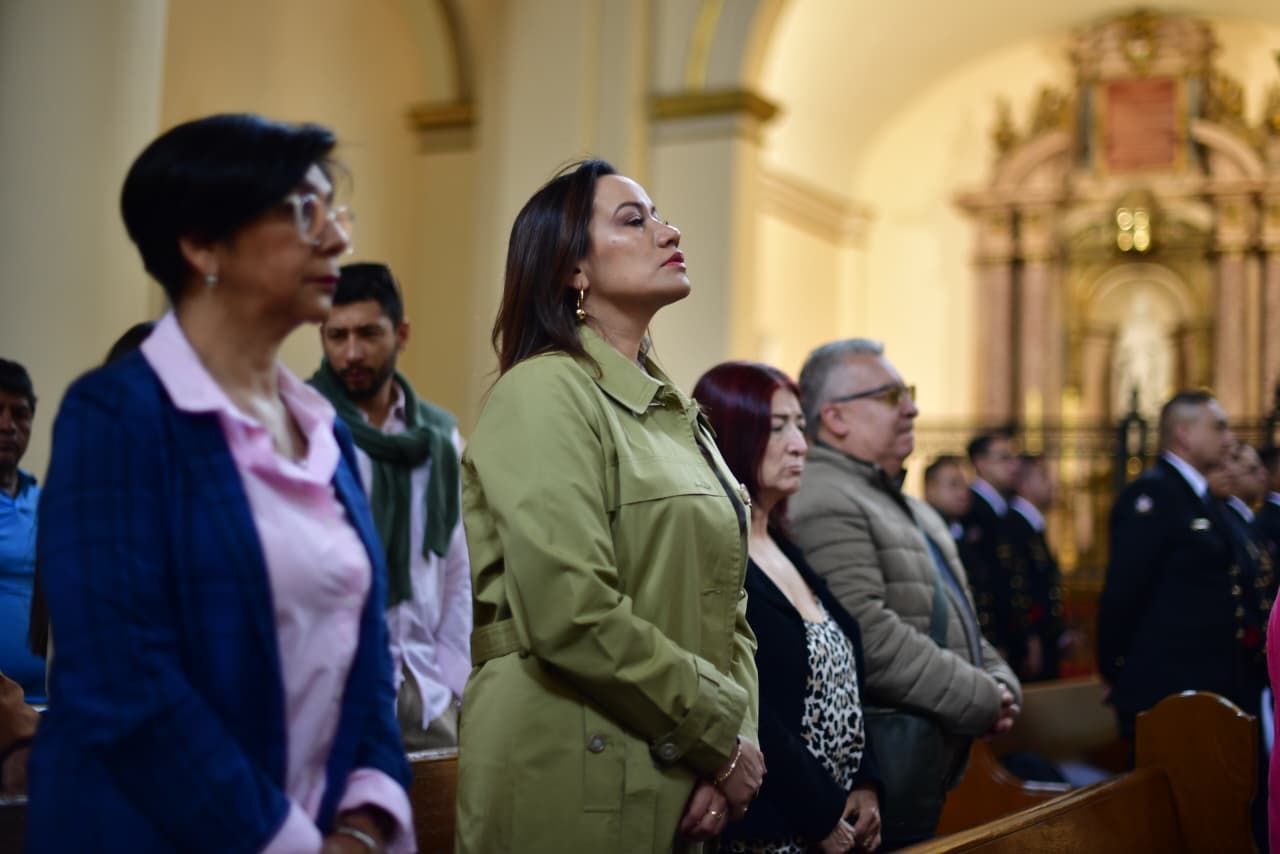 La exministra y precandidata Carolina Corcho estuvo en la Catedral Primada antes de pasar a la mesa de votación.
