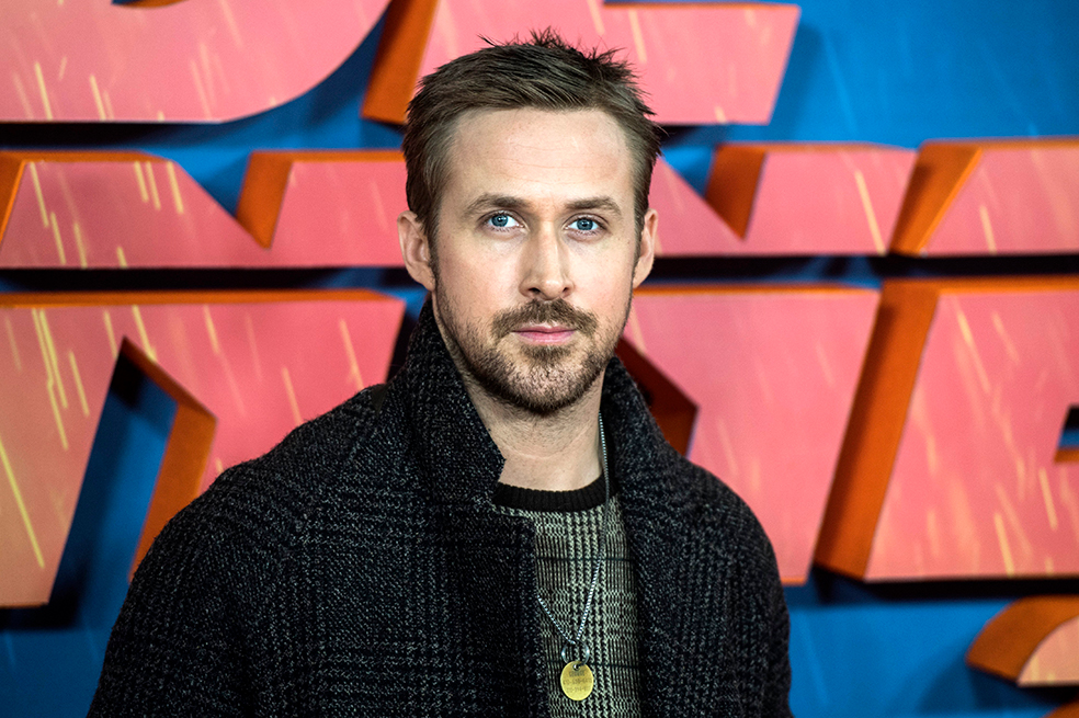 Ryan Gosling luce en la alfombra roja el collar de su perro