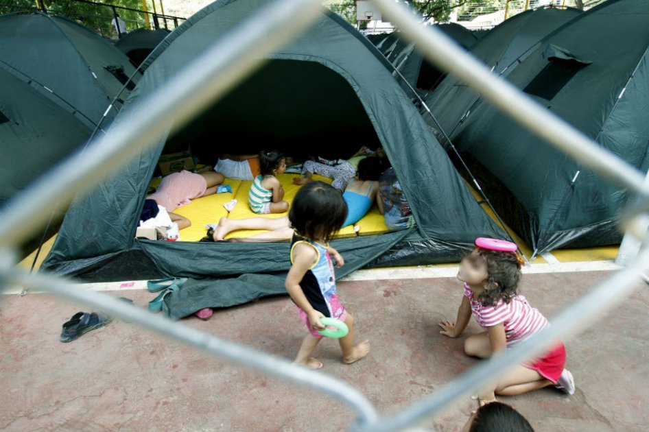 Familias colombianas, que cruzaron desde Venezuela hacia Colombia, descansan en albergues temporales en Cúcuta. /EFE