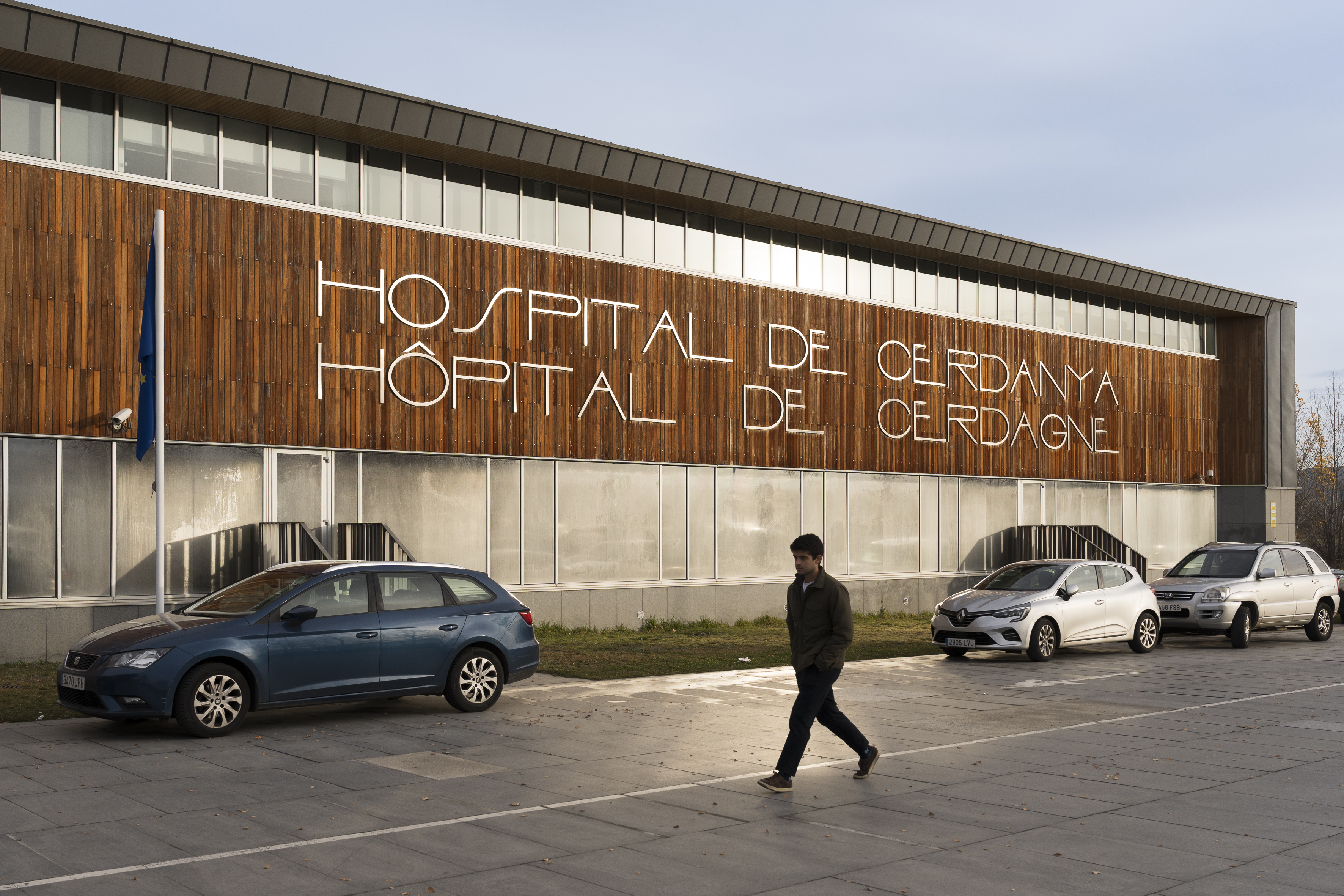 GRAFCAT1525. PUIGCERDÀ (GIRONA) (ESPAÑA), 02/12/2024.-Aspecto este lunes del hospital transfronterizo de la Cerdanya, en Puigcerdà (Girona), el que ha atendido a la mayoría de heridos en el accidente de un autocar español este pasado domingo en Francia, en el que fallecieron dos personas, derivará esta mañana a sus domicilios a los cuatro últimos pacientes que permanecían en el centro.EFE/ David Borrat