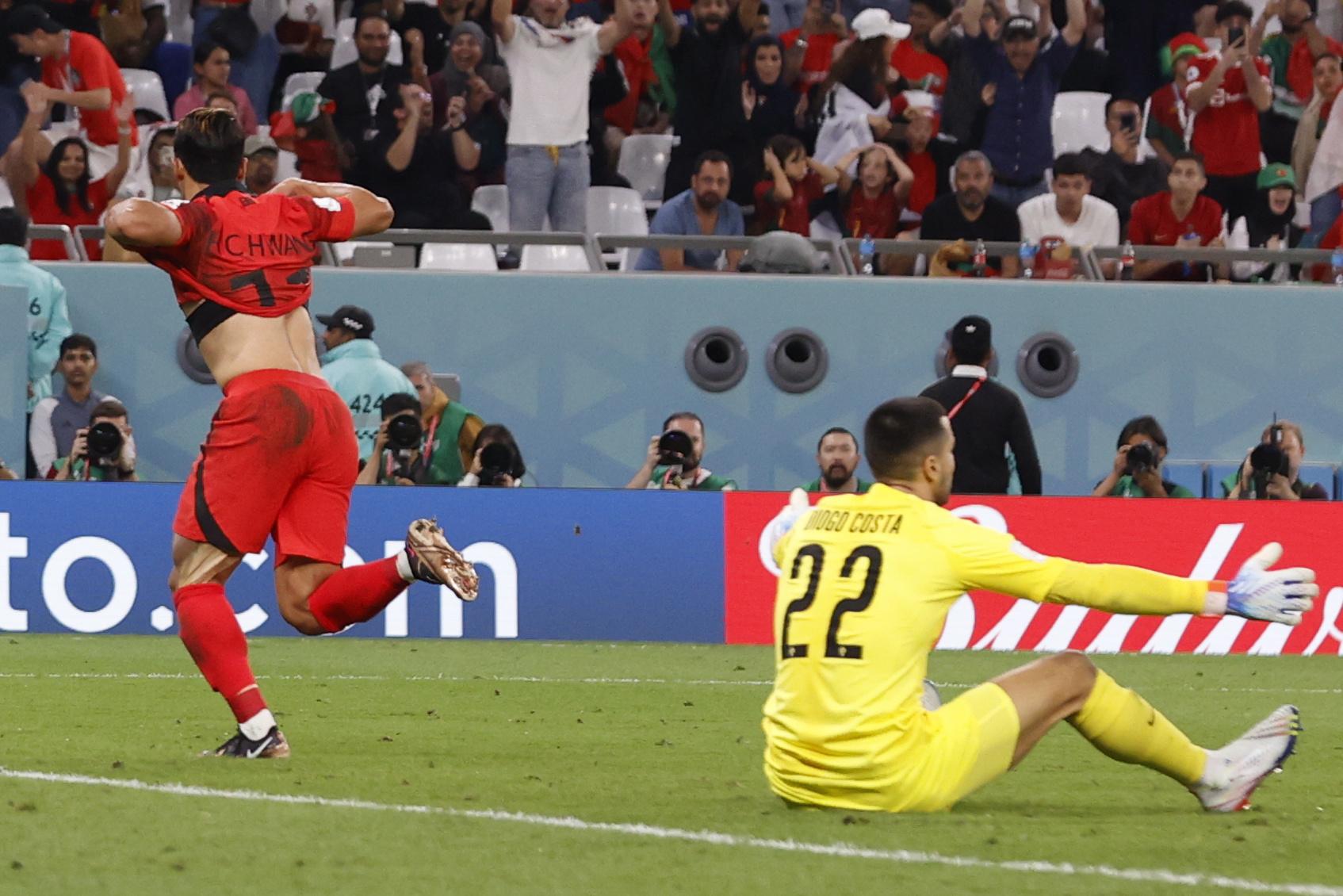 Doha (Qatar), 02/12/2022.- Hwang Hee-Chan of South Korea (L) celebrates scoring the 2-1 goal during the FIFA World Cup 2022 group H soccer match between South Korea and Portugal at Education City Stadium in Doha, Qatar, 02 December 2022. (Mundial de Fútbol, Corea del Sur, Catar) EFE/EPA/Rungroj Yongrit