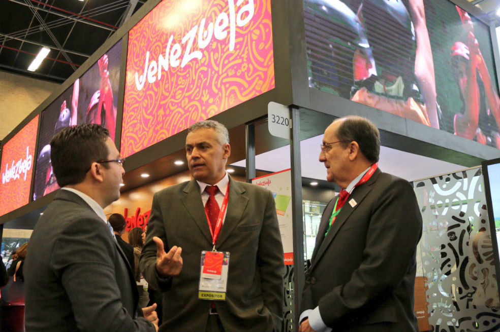 El viceministro Alí Padrón (C) con el embajador venezolano en Colombia, Iván Rincón Urdaneta.  / Embajada de Venezuela