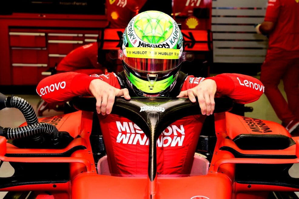 Mick Schumacher pilotea por primera vez un Ferrari