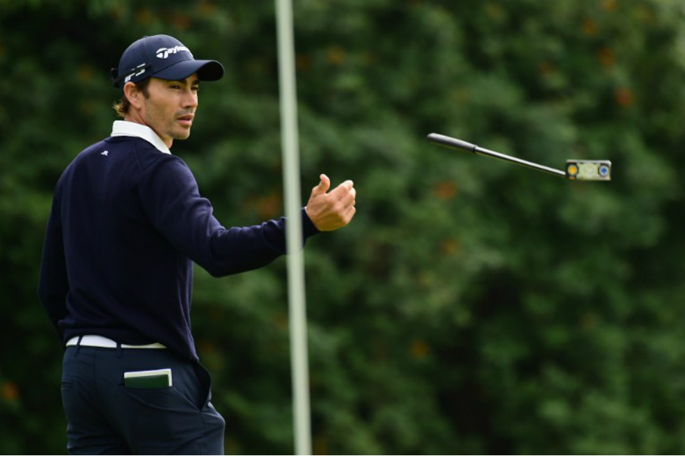 El colombiano Camilo Villegas reacciona a un tiro con el putt en el hoyo 12, durante la primera ronda del Genesis Open. / AFP