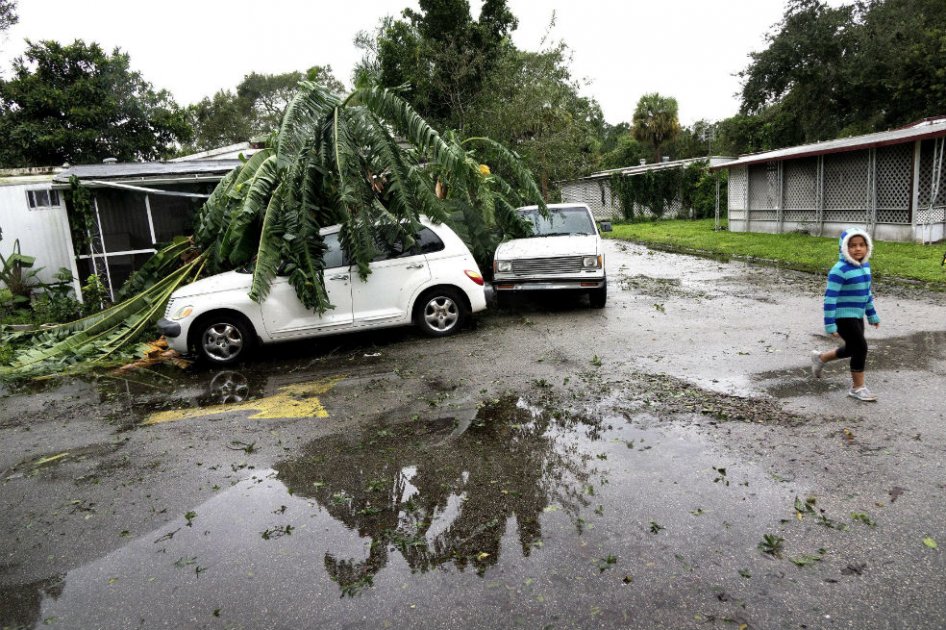 Vista de los daños materiales provocados por el huracán Matthew en una urbanización de casas prefabricadas del condado de Seminole en Fort Piece, Florida, Estados Unidos. /EFE