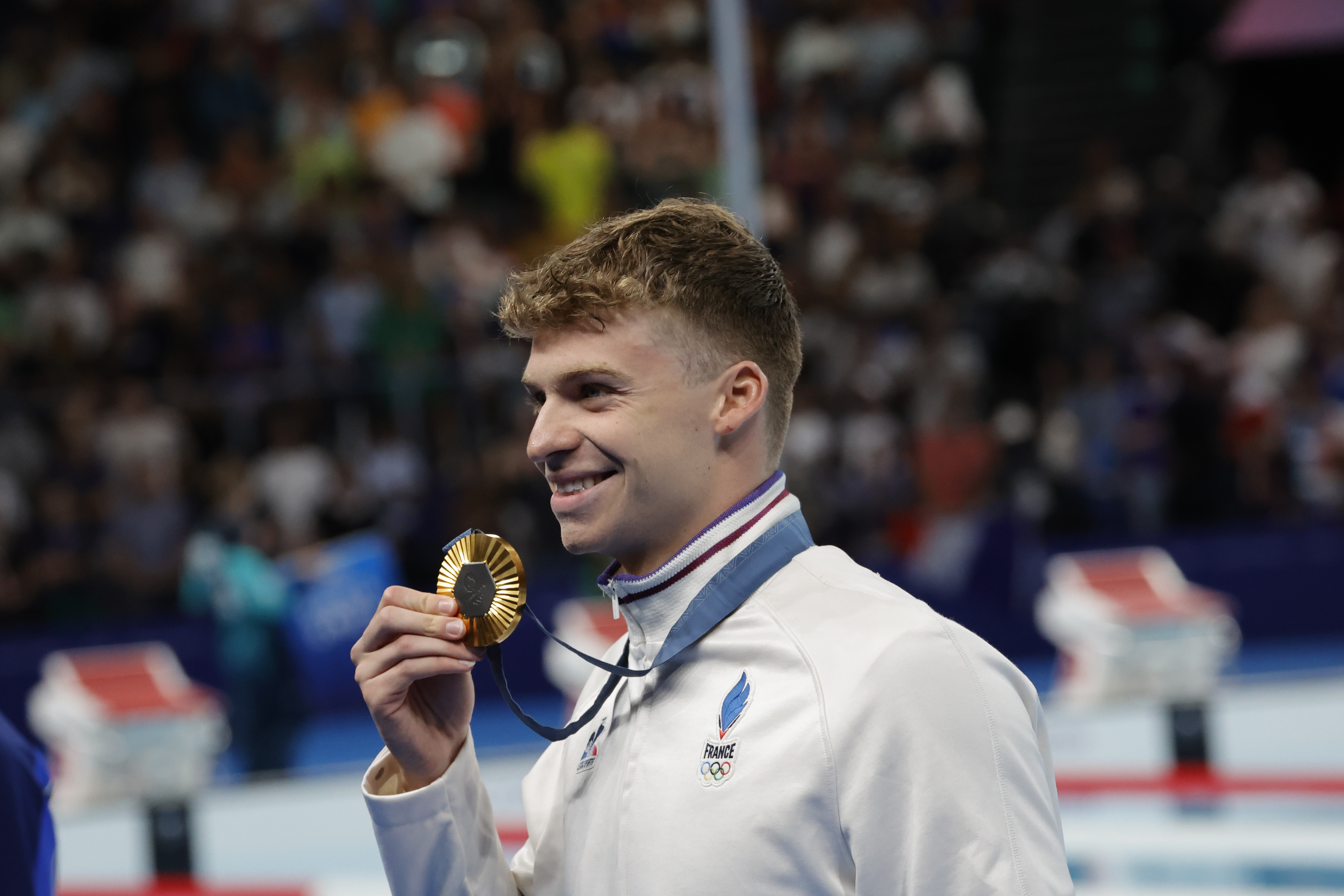 NANTERRE, 28/07/2024.- El francés Leon Marchand con la medalla de oro tras la final de 400m Estilos Individual Masculino, en La Defense Arena en Nanterre, Francia, con motivo de los Juegos Olímpicos París 2024, este domingo. EFE/ Lavandeira Jr