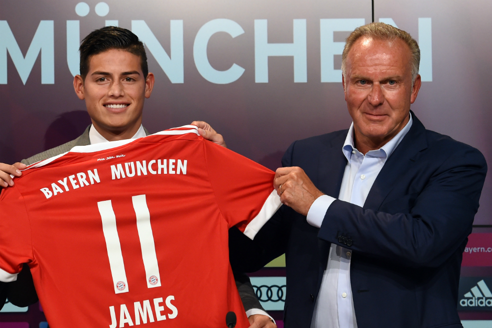 James Rodríguez y Karlheinz Rummenigge. / Archivo