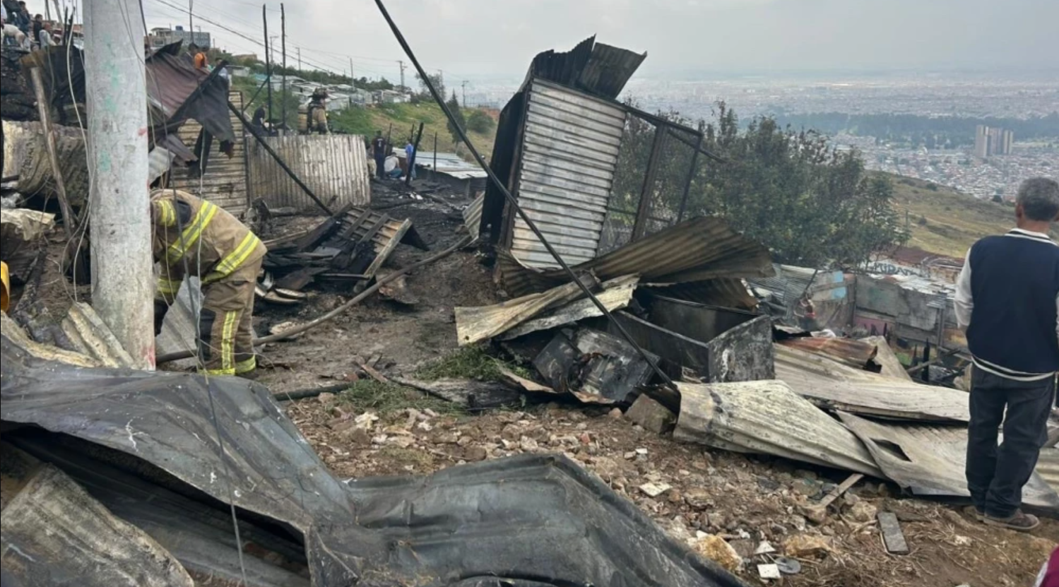 Incendio en construcción subnormal de Ciudad Bolívar dejó a 56 personas sin hogar