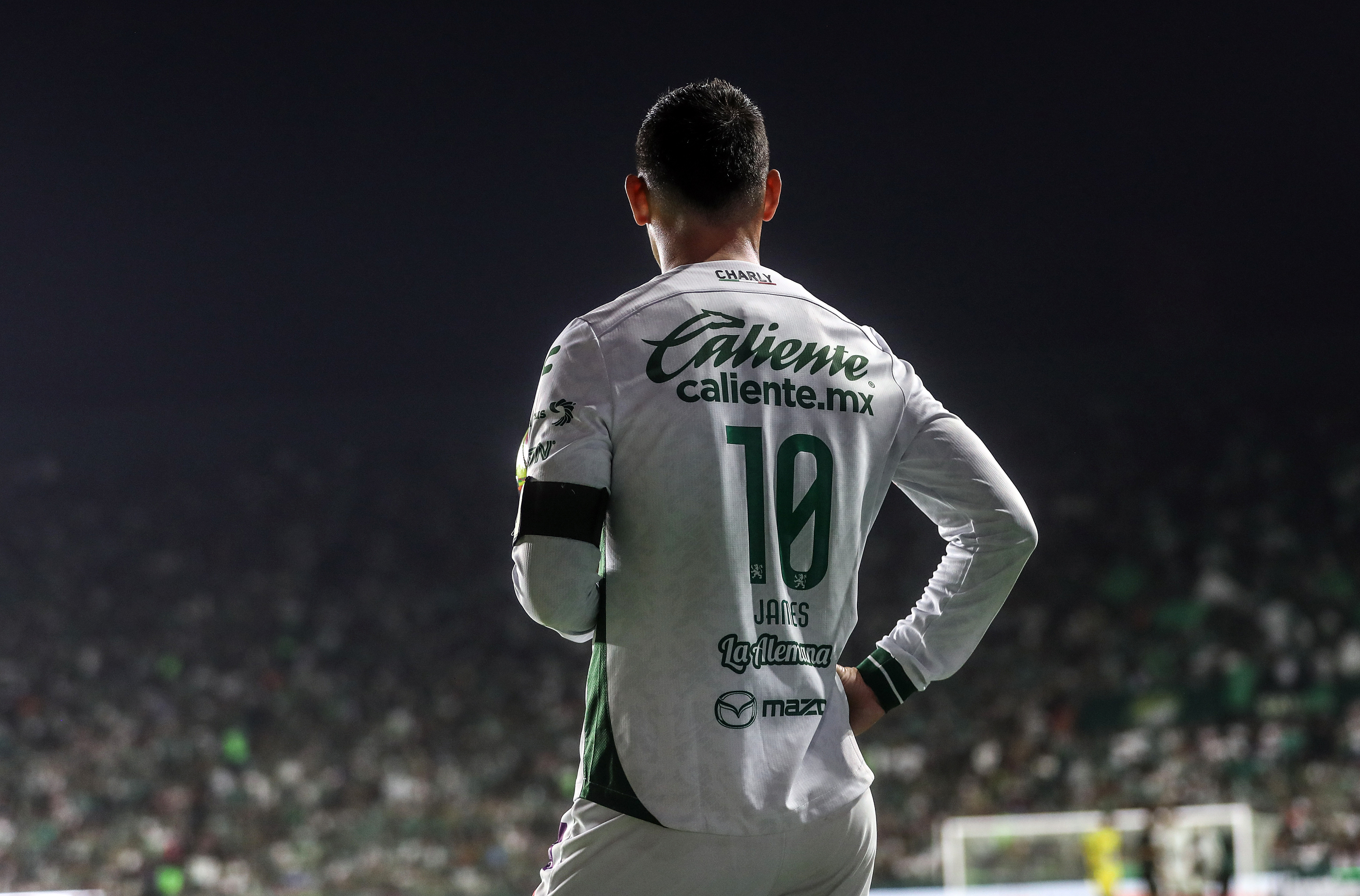 MEX1164. LEÓN (MÉXICO), 28/01/2025.- James Rodríguez de León reacciona este martes, en un partido por la jornada 4 del torneo Clausura 2025 de la Liga MX entre León y Guadalajara en el estadio León en el estado de Guanajuato (México). EFE/ Luis Ramírez