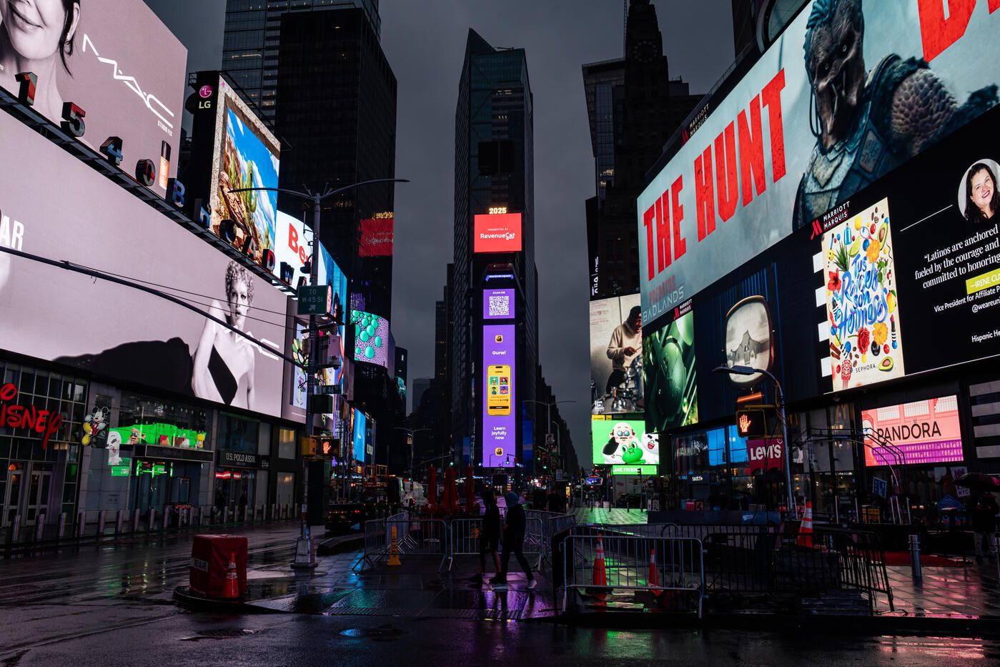 Gurwi en las pantallas de Times Square.