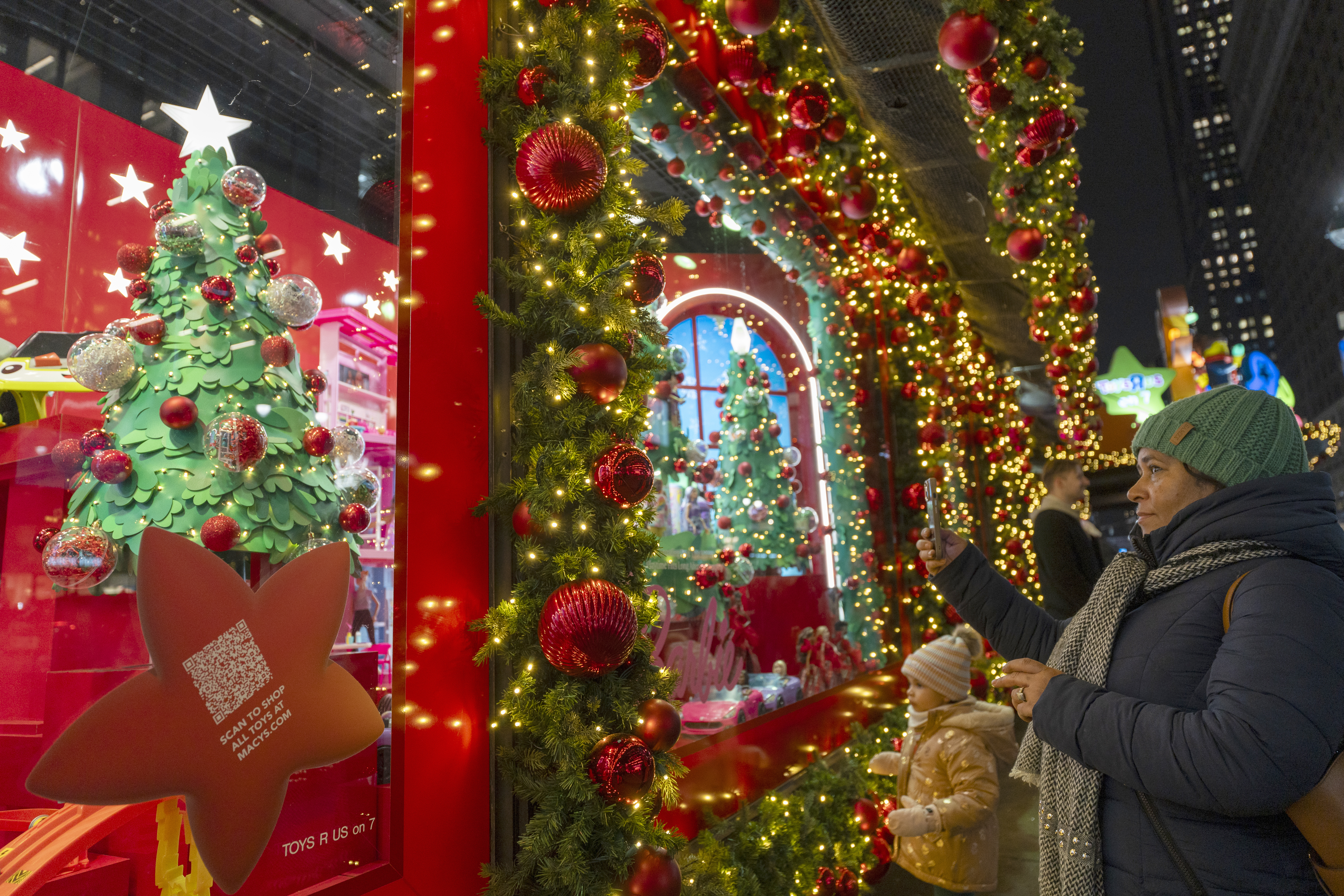 ACOMPAÑA CRÓNICA: EEUU NAVIDAD AME6565. NUEVA YORK (ESTADOS UNIDOS), 20/12/2024.- Una persona toma una fotografía de la decoración de navidad en la tienda Macys este martes, en Nueva York (Estados Unidos). Nueva York ya se ha teñido de colores, brillo y esplendor para las festividades navideñas, en las que las temperaturas bajo cero no disuaden a los millones de turistas que visitan la ciudad para disfrutar de sus pistas de hielo, mercadillos y decoraciones. EFE/Ángel Colmenares
