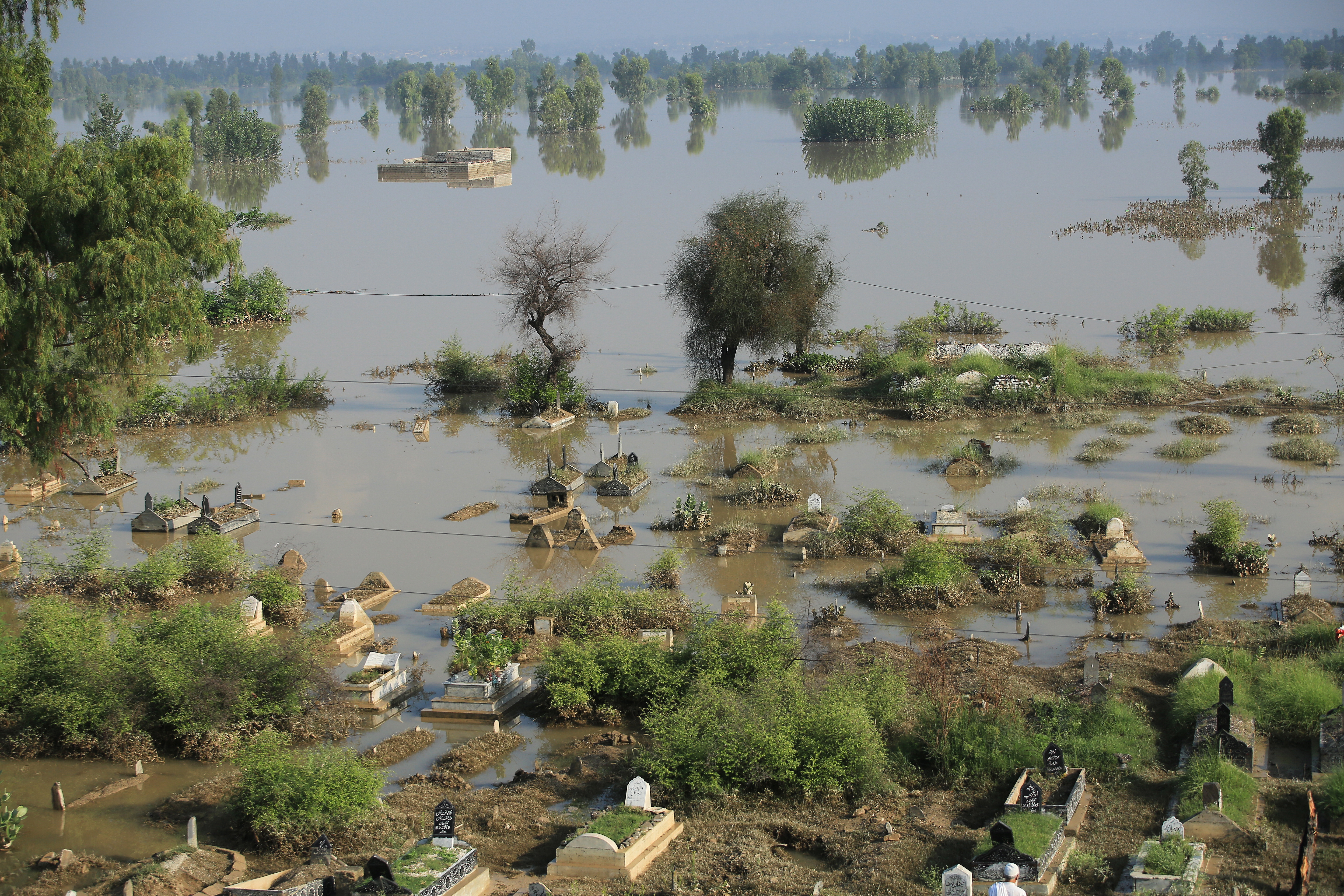 Nowshera (Pakistan), 29/08/2022.- A view of a flooded area following heavy rains in Nowshera District, Khyber Pakhtunkhwa province, Pakistan, 29 August 2022. According to the National Disaster Management Authority (NDMA) on 27 August, flash floods triggered by heavy monsoon rains have killed over 1,000 people across Pakistan since mid-June 2022. More than 33 million people have been affected by floods, the country's climate change minister said. (Inundaciones) EFE/EPA/BILAWAL ARBAB