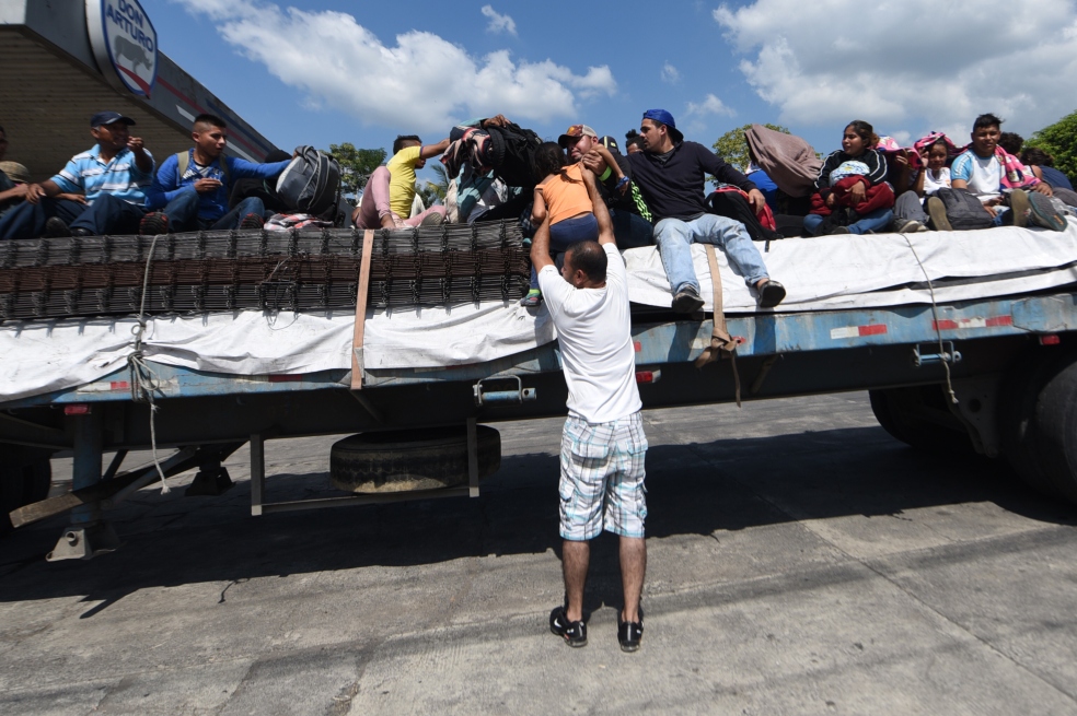 Los migrantes esperan a que el gobierno mexicano arme un albergue que prometió en su frontera con Guatemala.  / AFP