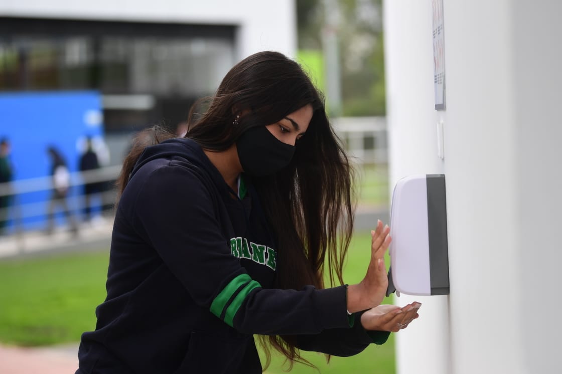 Por ahora, se está realizando el piloto con estudiantes de cursos superiores y así evaluar la factibilidad de que los más pequeños vuelvan a las aulas.
