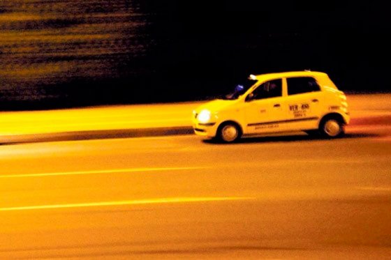 Buscan a delincuentes en Bogotá que atracan y huyen en taxi