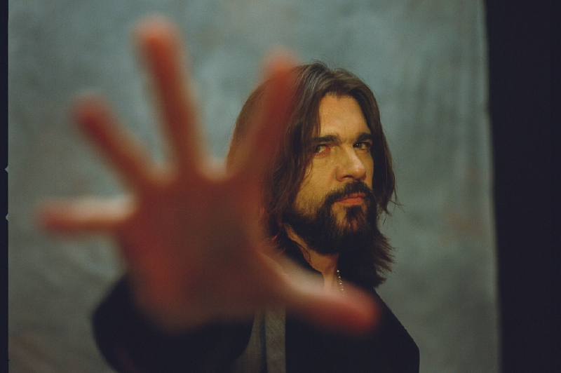 Juanes lanza “Vida cotidiana (Deluxe Version)” con nuevas canciones