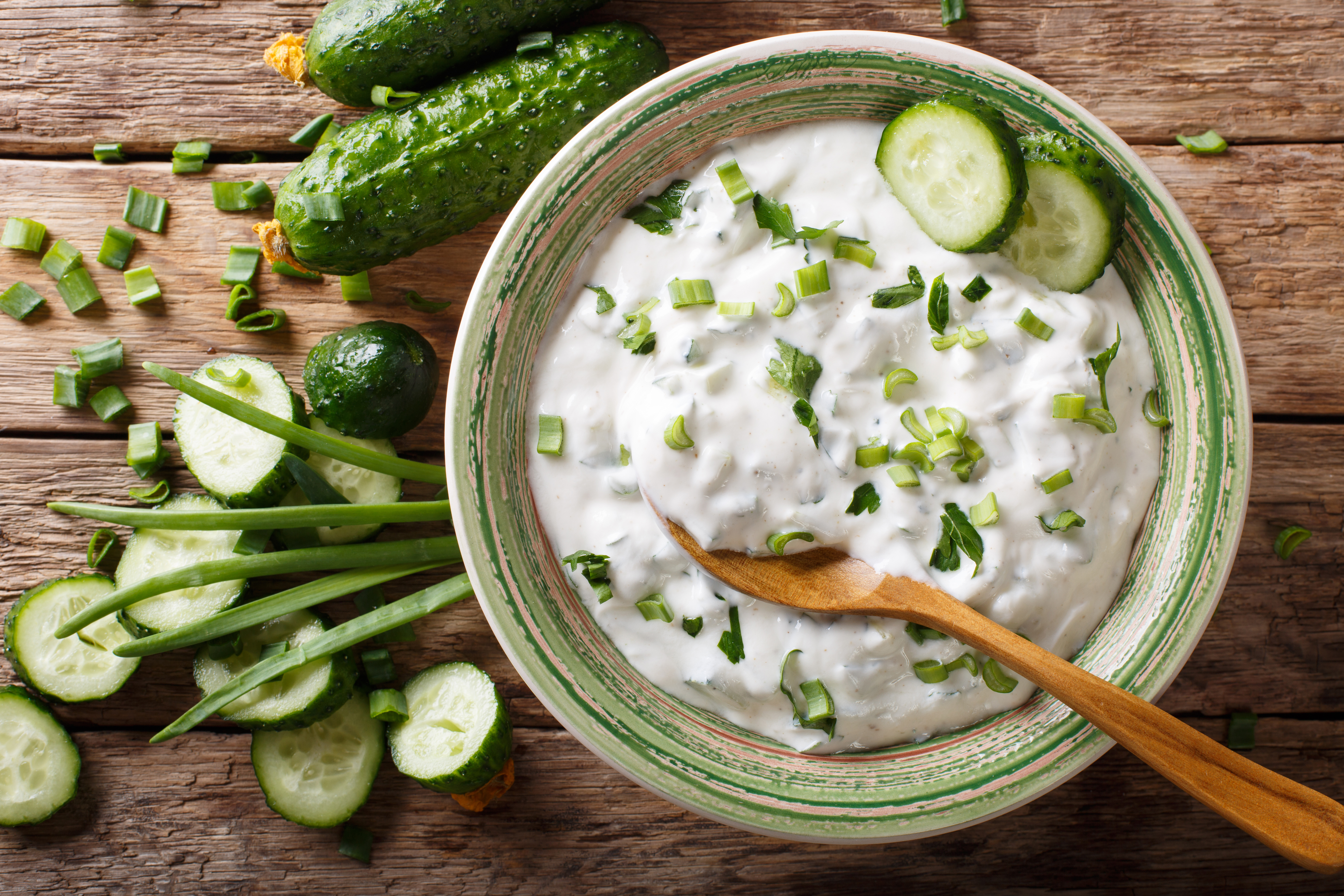 Ensalada verde con aderezo de yogur griego