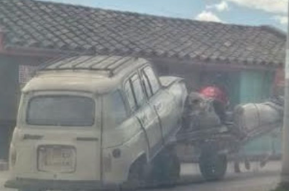 Foto de un caballo halando un Renault 4 desata indignación en Boyacá