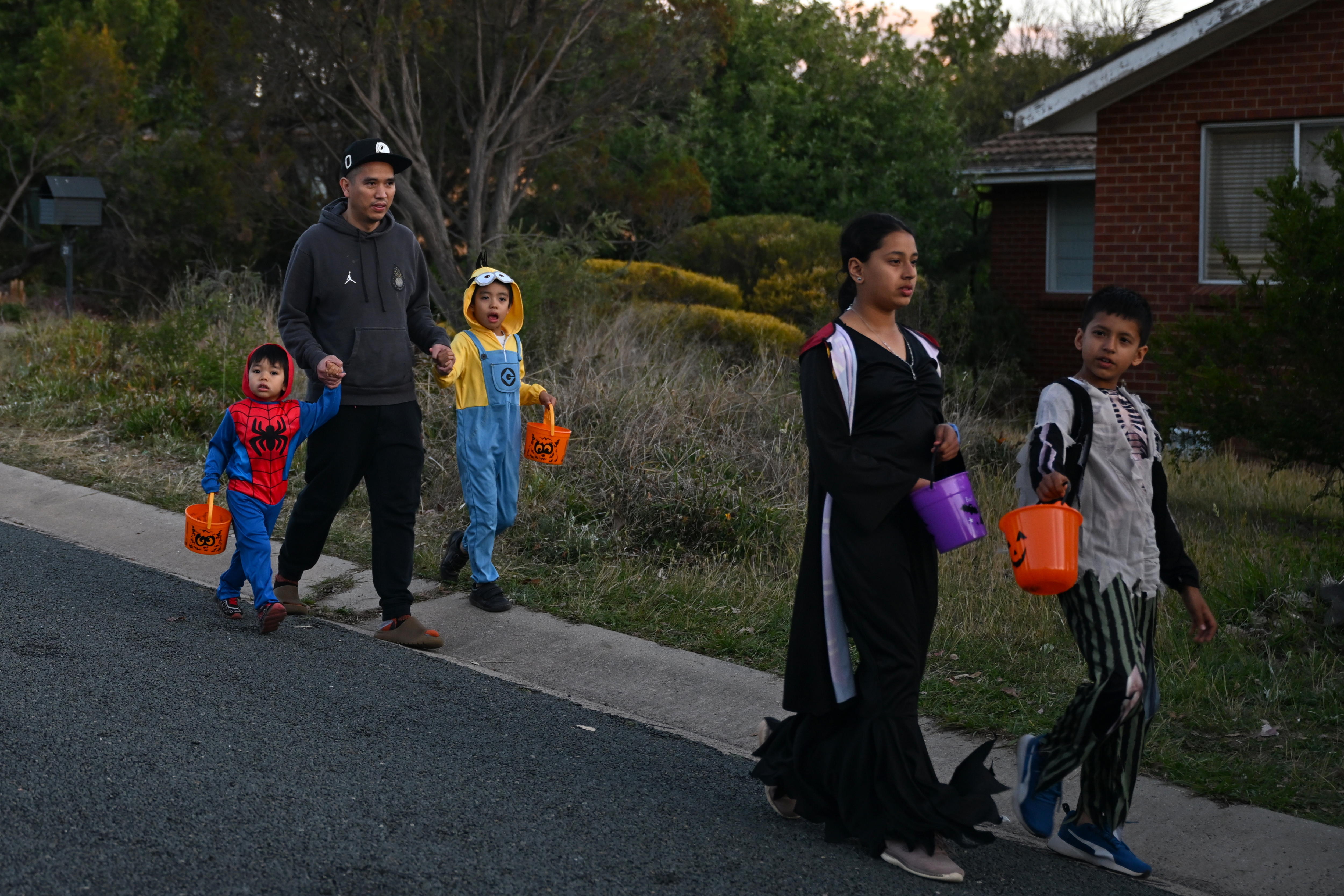 Exigen a ICE detener operativos en Halloween para que niños puedan pedir dulces en paz