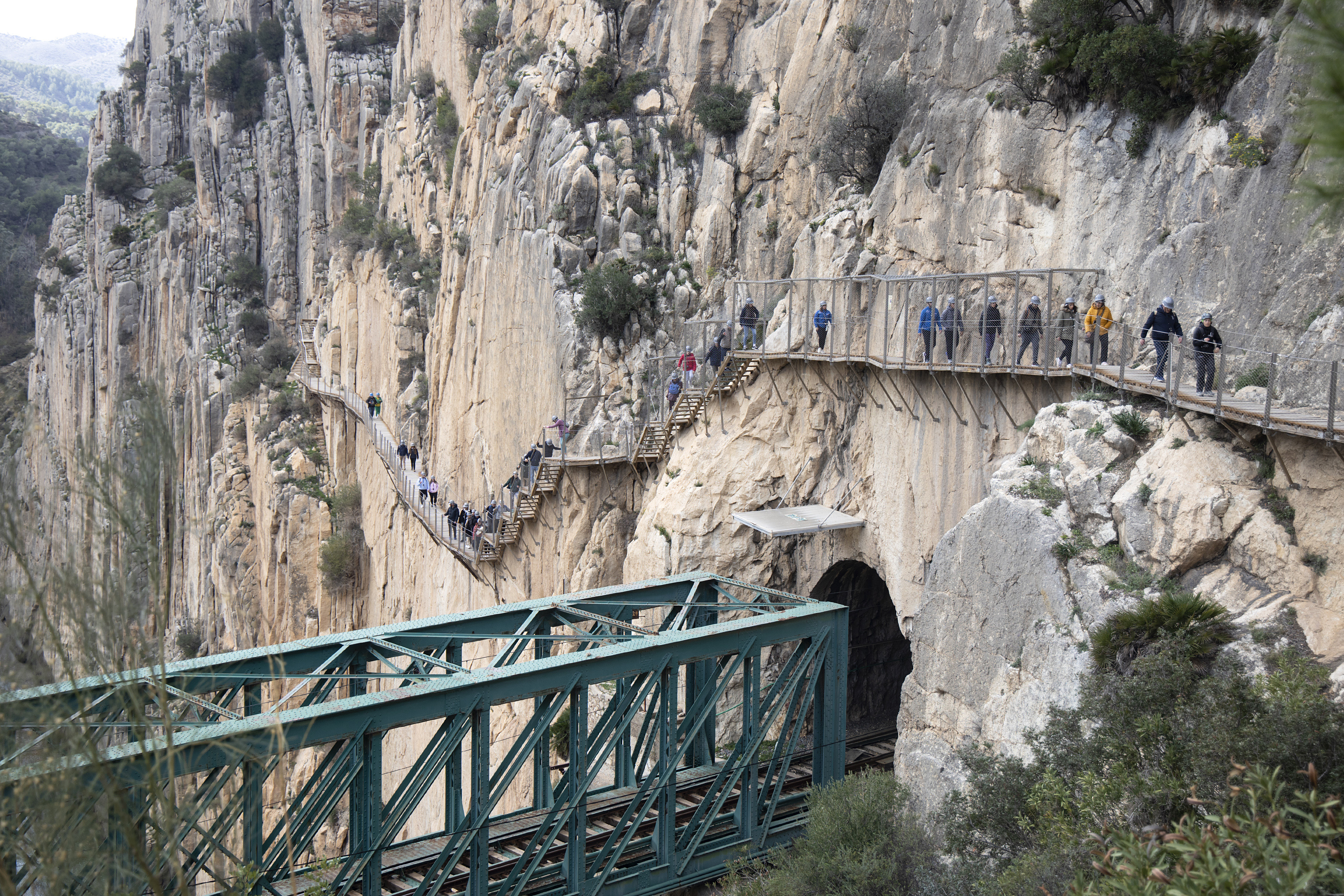 -FOTODELDIA- ÁLORA (MÁLAGA), 13/12/2024.- Varias personas realizan el recorrido del Caminito del Rey, un sendero situado en el Paraje Natural Desfiladero de los Gaitanes que se suma a otras propuestas en la provincia, cómo el Camino del Desfiladero del Tajo, en Ronda, o la senda de El Saltillo, en Canillas de Aceituno. EFE/Daniel Pérez
