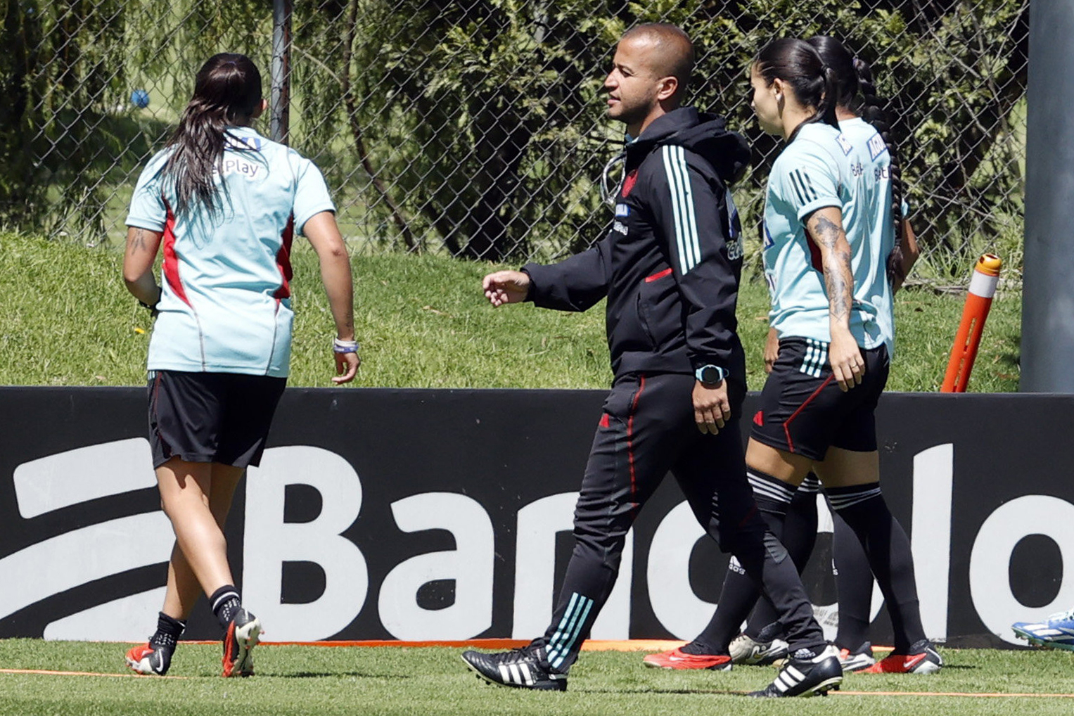 AME1172. BOGOTÁ (COLOMBIA), 21/02/2024.- Fotografía de archivo del entrenador de la selección colombiana femenina de fútbol, Angelo Marsiglia (c), durante un entrenamiento, el 1 de diciembre de 2023, en Bogotá (Colombia). Marsiglia, el entrenador que dirigirá en la primera edición de la Copa Oro femenina a la selección Colombia, afirmó este miércoles a EFE que su equipo “siempre quiere ganar” y anunció que se preparan para "llegar hasta lo último" en el certamen que se celebra en Estados Unidos. EFE/ Mauricio Dueñas Castañeda ARCHIVO