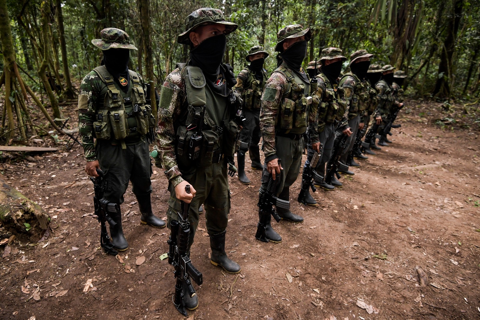 Aunque "Araña" se negó a revelar cuántos hombres armados tiene su grupo, la Fiscalía estima que serían unos mil combatientes y milicianos que hacen presencia en cinco departamentos del país.