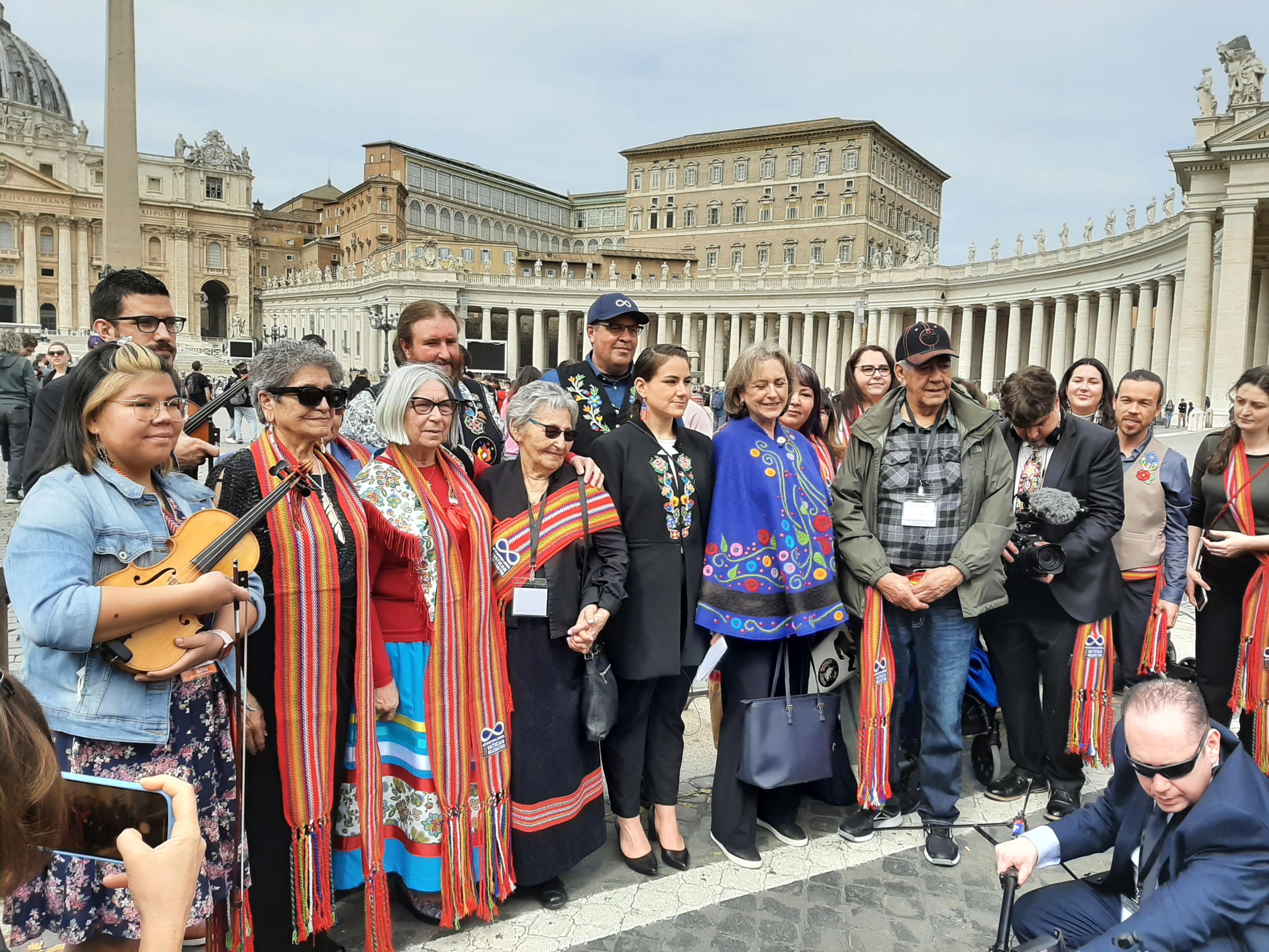 Indígenas canadienses se reúnen con el papa y le piden una disculpa de la iglesia
