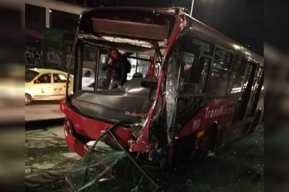 Abren investigación por choque de buses de Transmilenio que dejó 23 heridos 