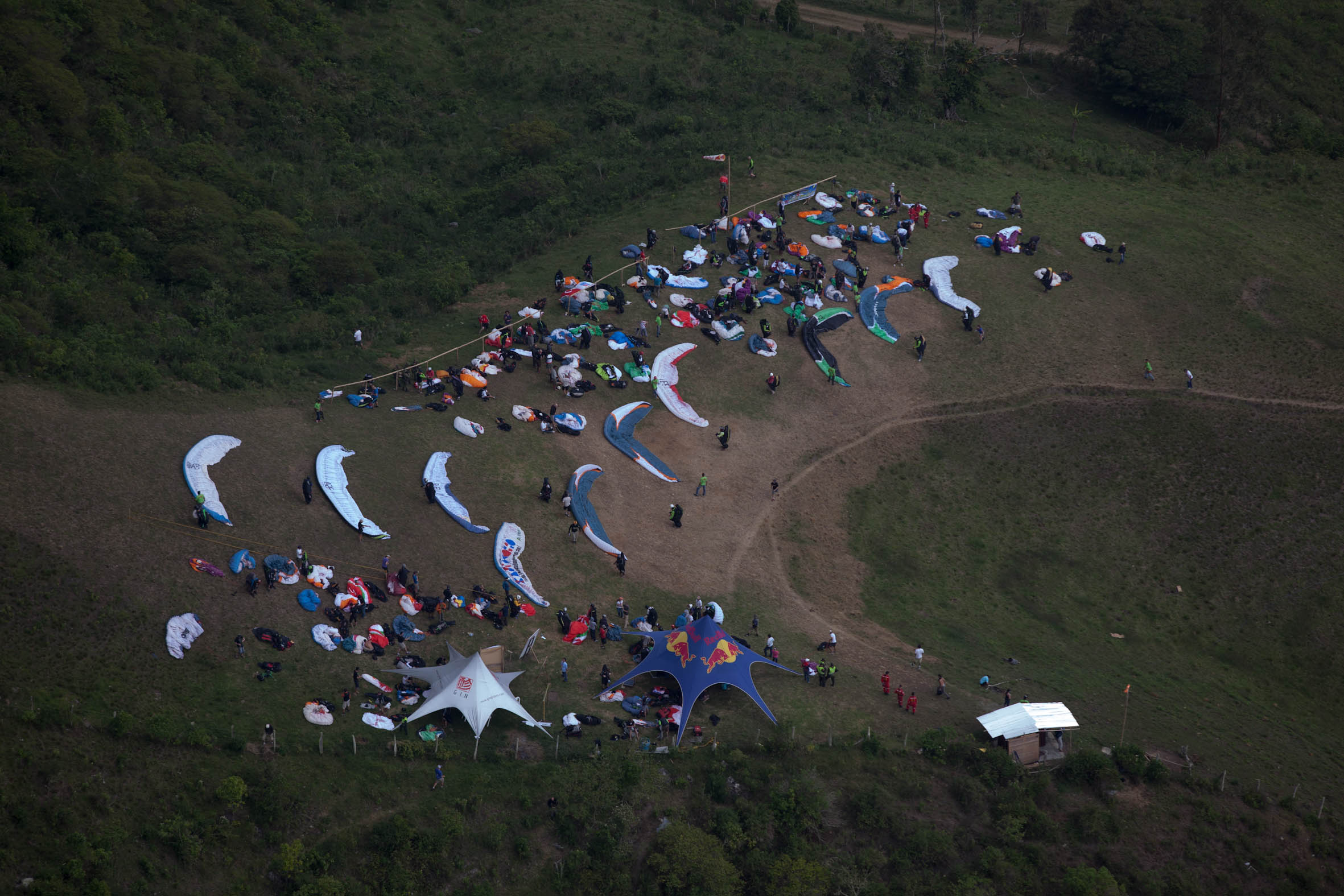 Vista del Valle del Cauca desde la optica de uno de los pilotos participantes de la Superfinal Paragliding World Cup durante el primer día de competencia. La prueba, que se vuela primera vez en Colombiallenará los cielos colombianos hasta el 26 de enero de 2013. En la SPWC participan los 140 mejores pilotos del mundo provenientes de 32 paises. Foto: Federico Rios