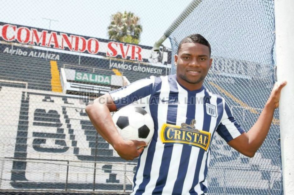 Carlos Preciado fue presentado como nuevo delantero de Alianza Lima