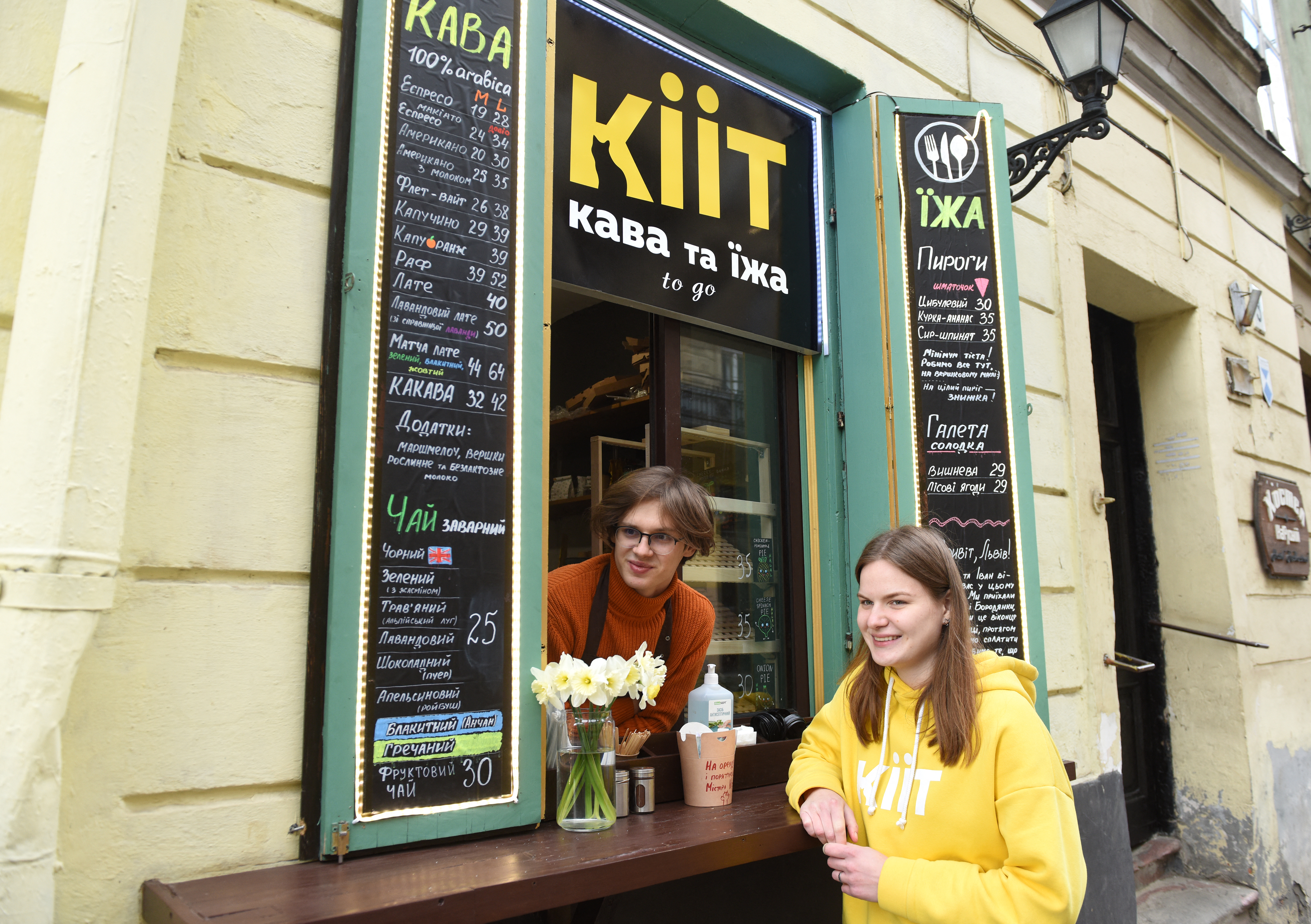 Jóvenes ucranianos desplazados por la guerra, se unen para abrir un café