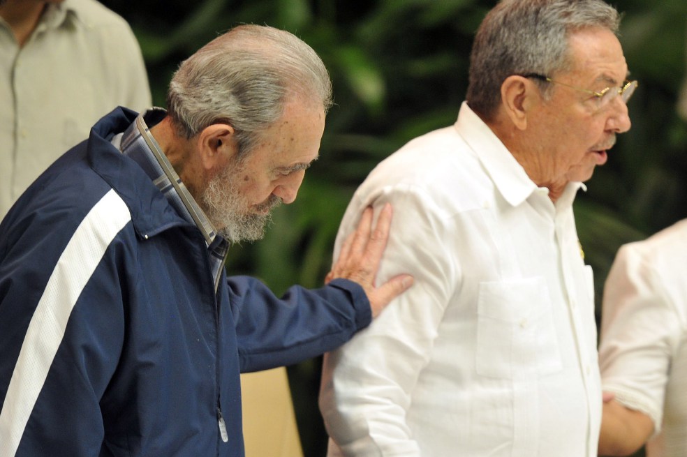 Fidel Castro y su hermano Raúl, durante un evento en 2011. El primero le entregó el poder al segundo en julio de 2006, debido a quebrantos de salud.  / AFP