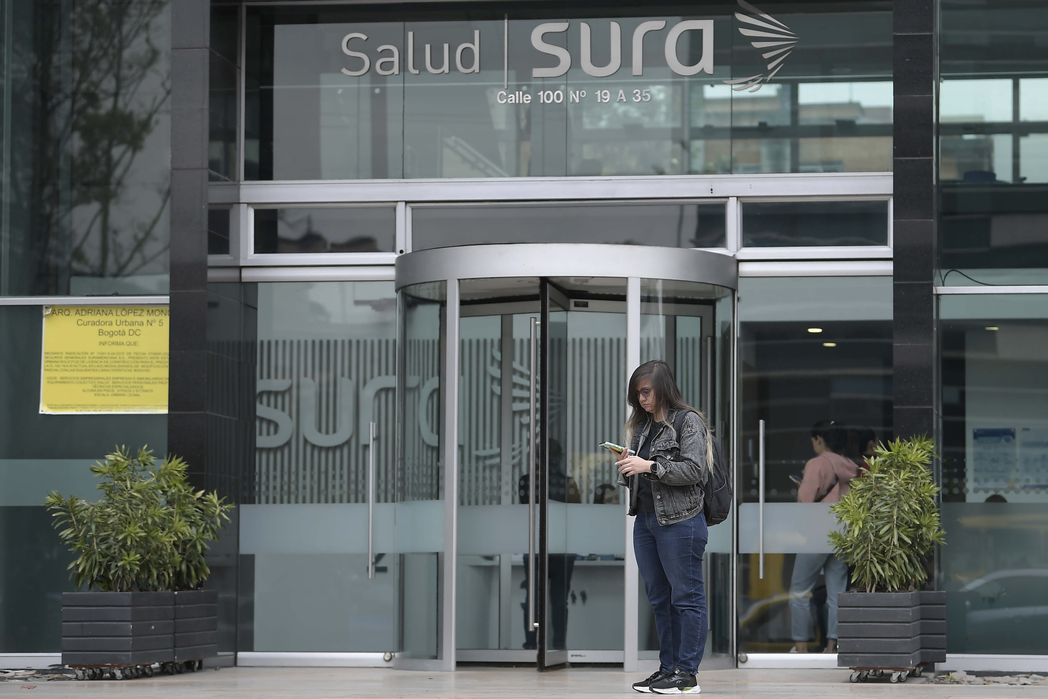 “Solo atendemos personas vivas”: Sura responde a acusaciones del presidente Petro