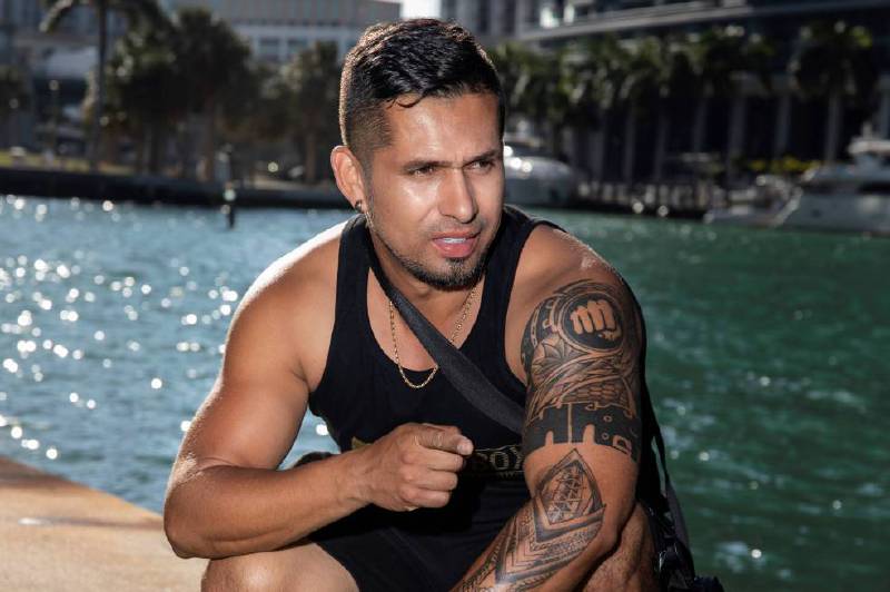 El preparador físico colombiano Alexfitbox acaba de recibir en México un reconocimiento a su labor como entrenador: el Micrófono de Oro. / Óscar Castaño