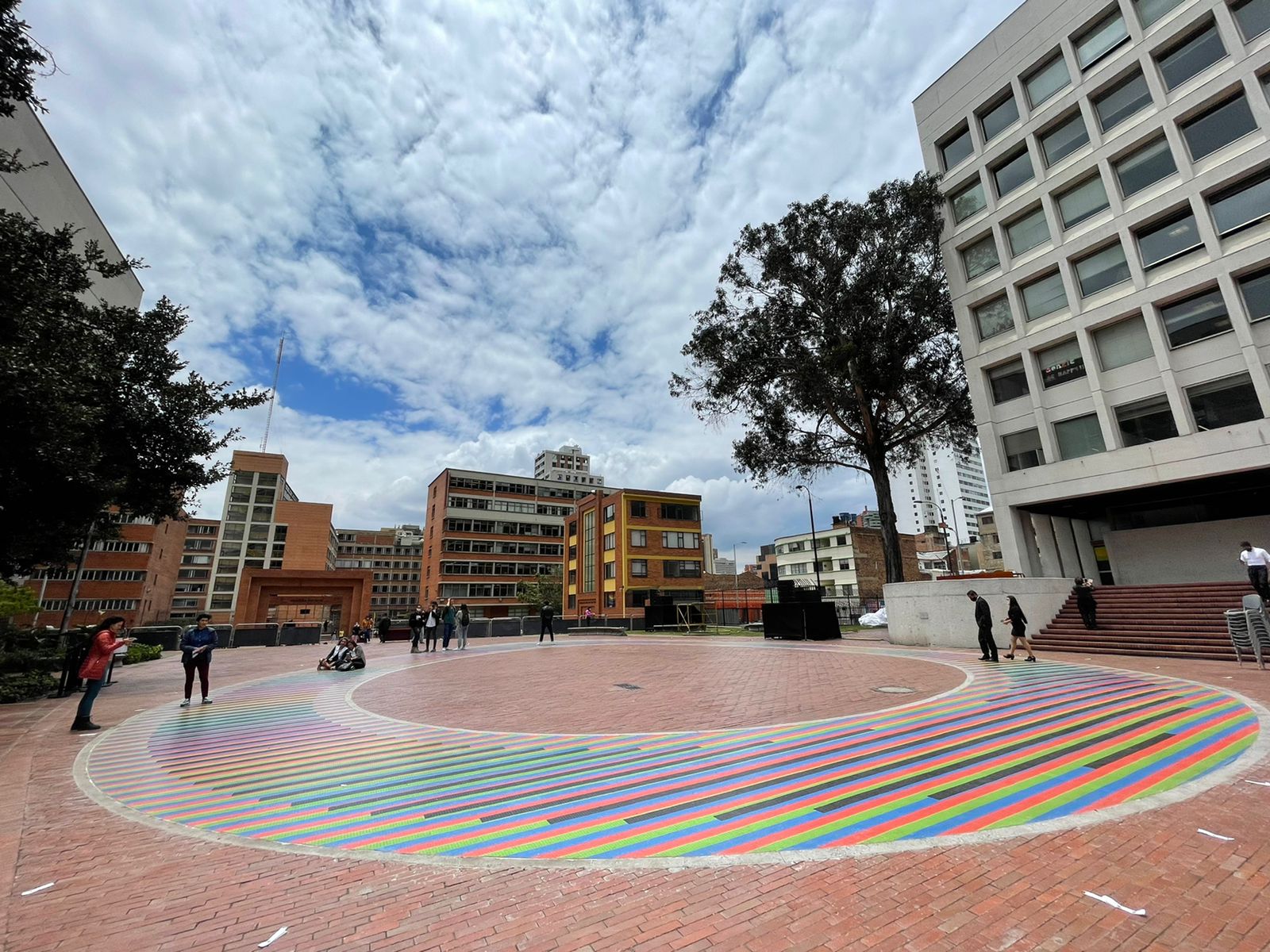 El paisaje urbano del centro de Bogotá estrena obra de arte de Carlos Cruz-Diez