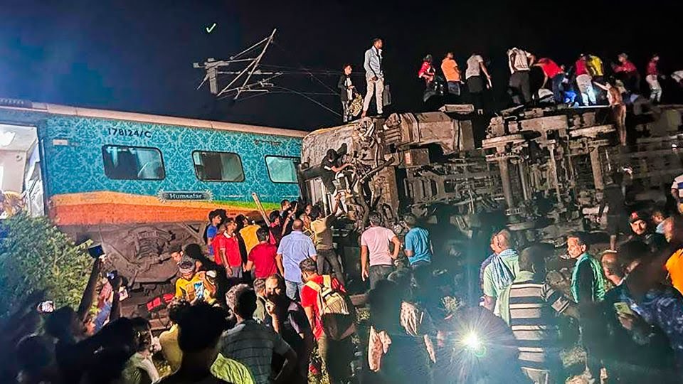 Tragedia en India: más de 200 muertes y 800 heridos en choque de trenes