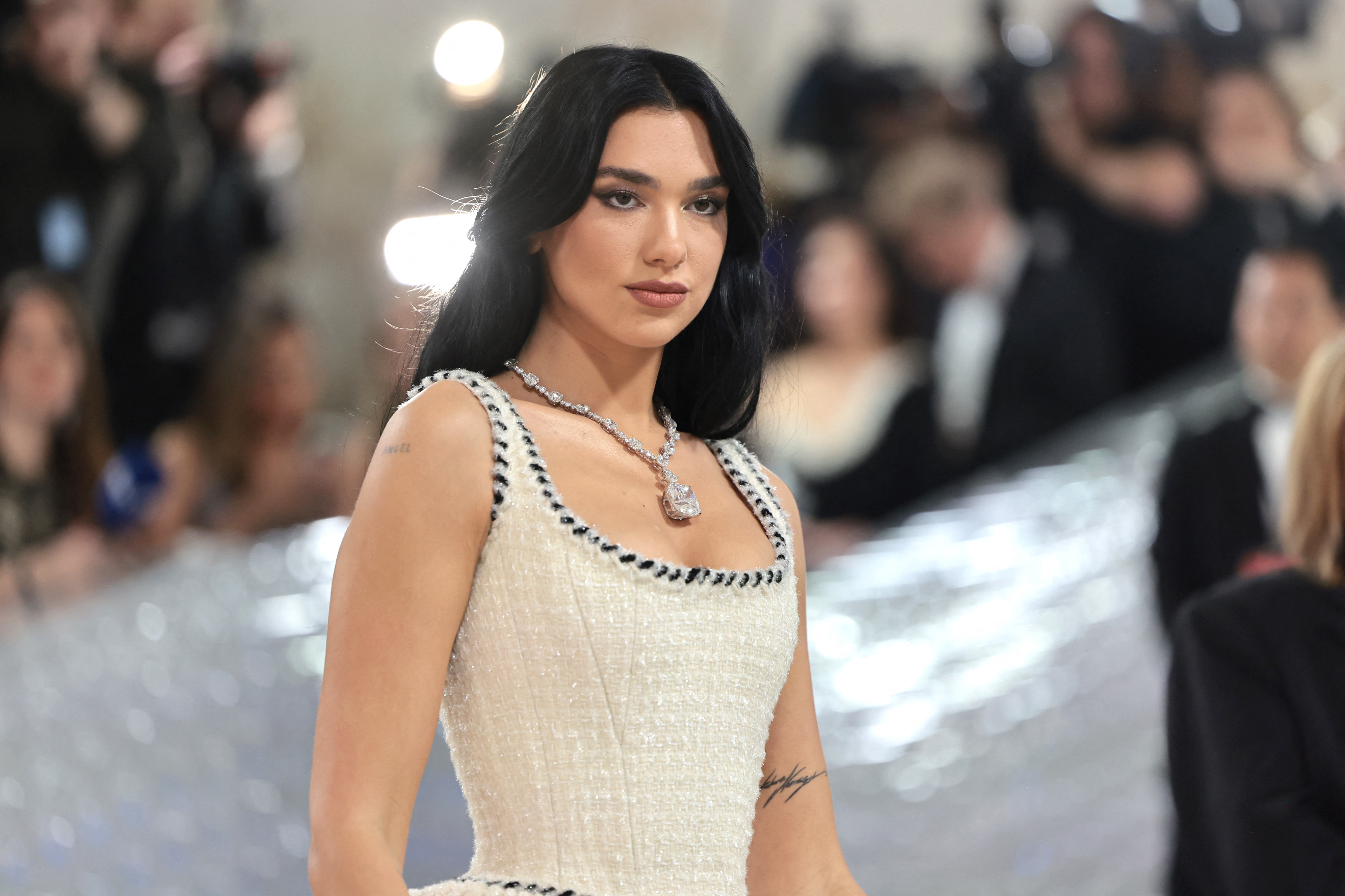 Dua Lipa confiesa que no toma ninguna decisión sin consultar su astróloga