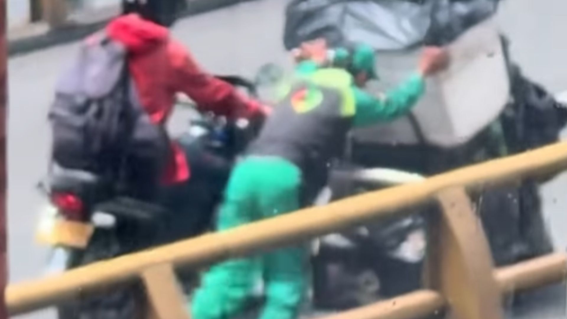 Motociclista ayudó a vendedor a subir su carro en puente empinado: video viral