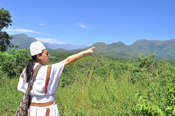 Kandymaku Busintana, representante arhuaco, muestra cuál sería el área de construcción del Embalse Los Besotes y todo lo que devastaría durante su edificación.