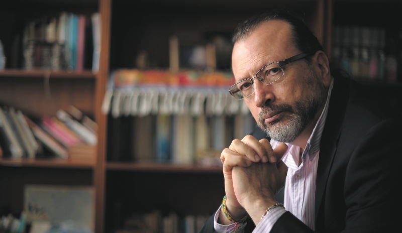 William Ospina: “El triunfo de Massa desanima, pero el de Milei asusta”
