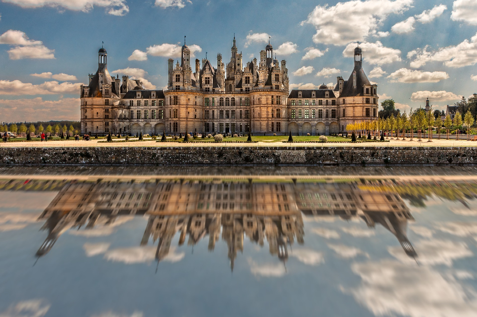El castillo de Chambord, en la región del Centro-Valle de Loira, es uno de los castillos más reconocibles en el mundo debido a su arquitectura renacentista francesa.