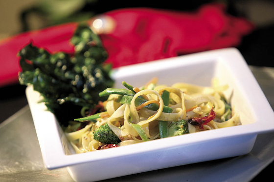 Tallarines con vegetales y salsa de mostaza