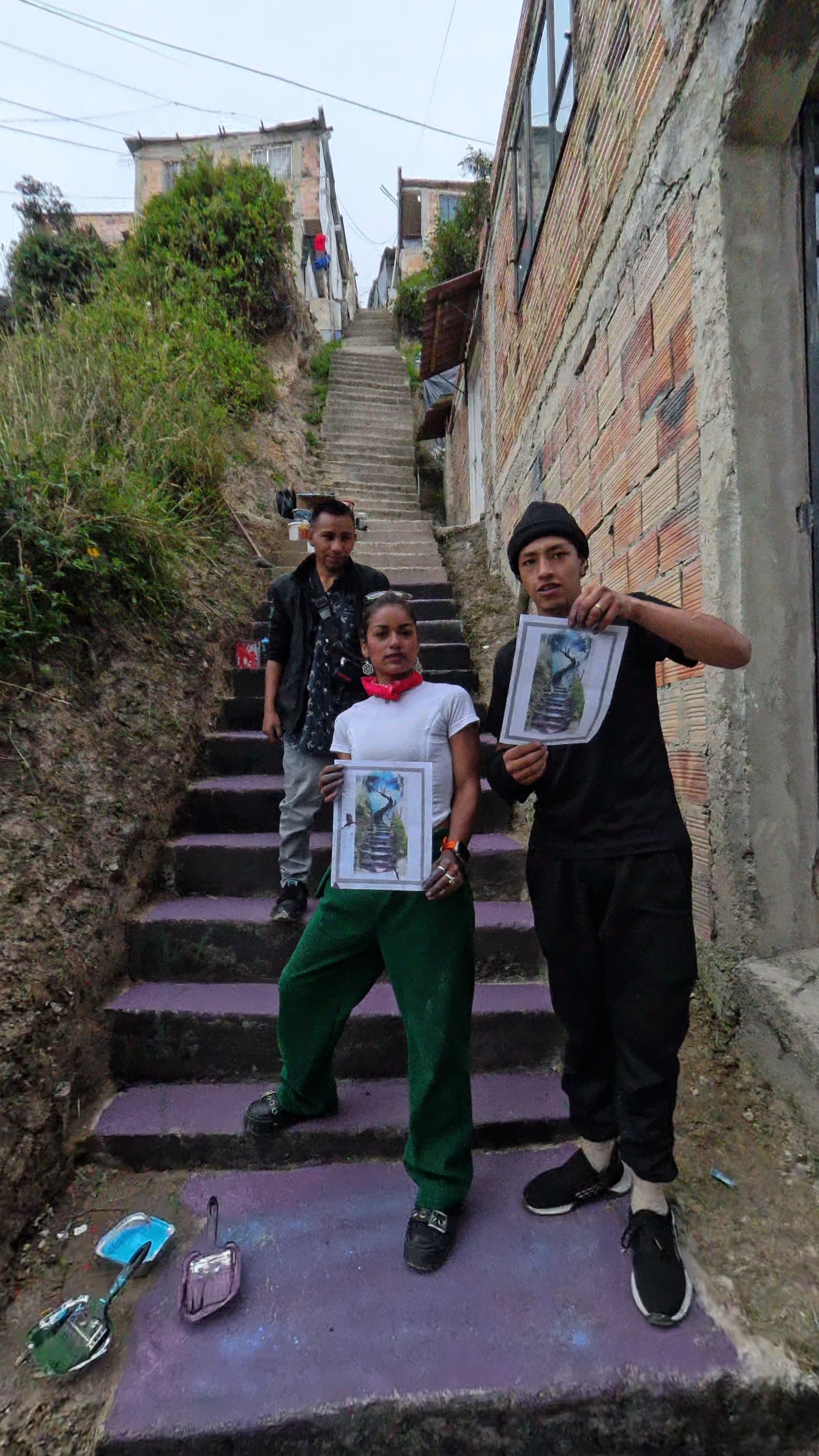 Grupo de grafiteros pintando mural en la escalera que conduce al cielo.