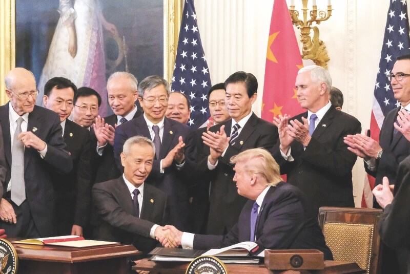 Foto histórica tomada el miércoles en Washington: El viceprimer ministro chino, Liu He, y el presidente Donald Trump firmaron una tregua comercial que impacta la economía global. / EFE