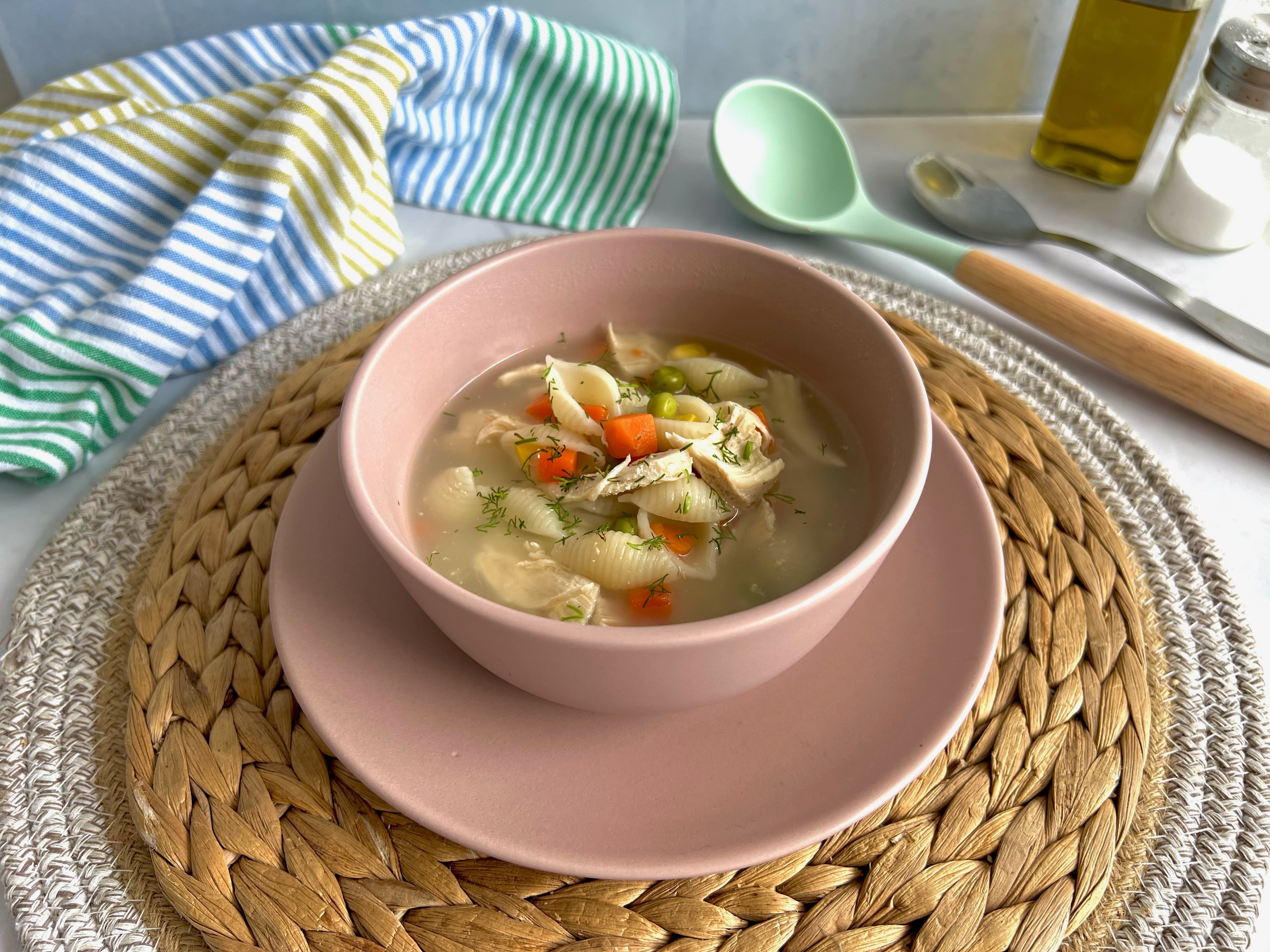 Esta es la receta para preparar una sopa de pollo con conchitas