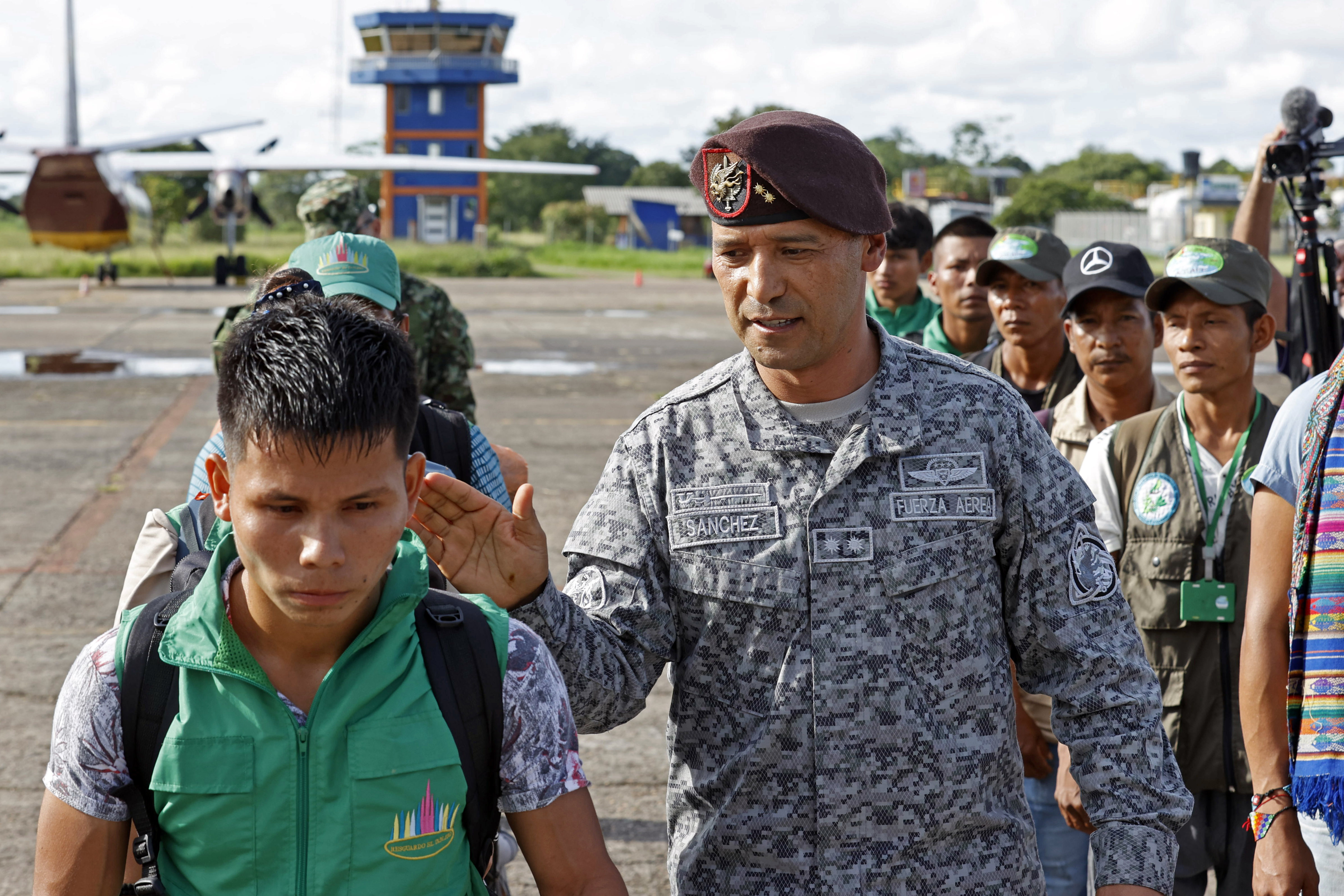 AME533. SAN JOSÉ DEL GUAVIARE (COLOMBIA), 21/05/2023.- El General Pedro Sánchez Suárez, Comandante del comando conjunto de operaciones especiales de las Fuerzas Militares, da la bienvenida a los indígenas (18 de la etnía Murui y Siona, y 7 Coreguajes del Caquetá) que se unirán a los grupos de búsqueda de los menores perdidos en la selva, hoy, en San José del Guaviare (Colombia). Casi un centenar de indígenas que conocen bien la selva unirán sus conocimientos y su ayuda a la búsqueda de los cuatro hermanos menores perdidos desde hace 21 días tras el accidente aéreo donde fallecieron también tres adultos. A primera hora del domingo salió acompañando a las fuerzas militares un primer grupo de 10 indígenas nukak, los pobladores originales de la zona selvática donde se estrelló el avión Cessna 206 el pasado 1 de mayo. Se espera que se unan hasta 85 indígenas, de acuerdo a las autoridades. EFE/ Mauricio Dueñas Castañeda