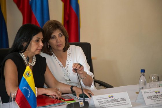 Las cancilleres de Colombia y Venezuela, María Ángela Holguín (derecha) y Delcy Rodríguez (izquierda), quienes sostuvieron una reunión este miércoles para discutir la reapertura de la frontera. /Cortesía Cancillería 