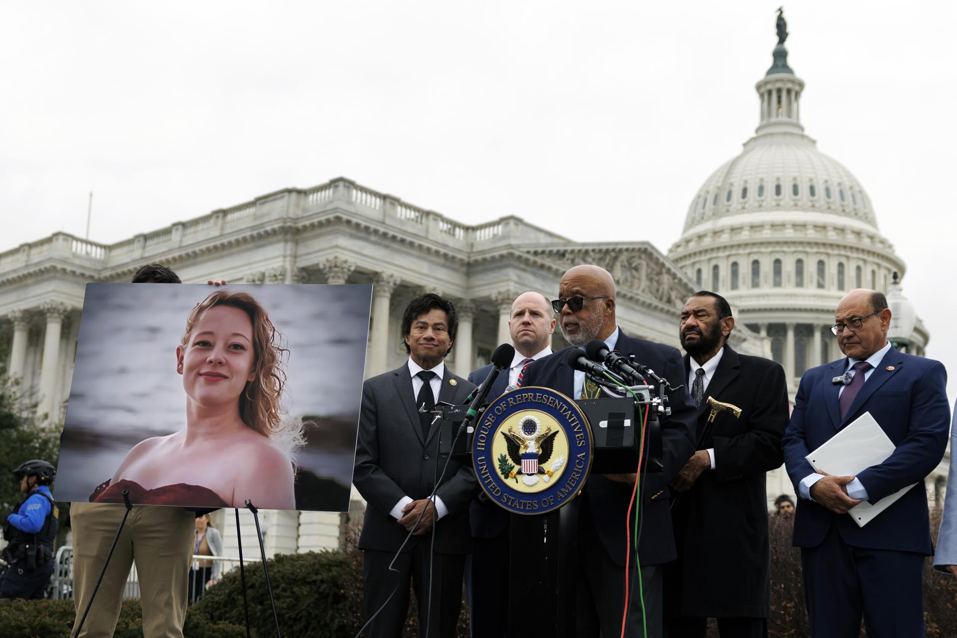 WASHINGTON (United States), 14/01/2026.- US Democrat Representative Bennie Thompson of Mississippi (C) speaks during a press conference calling for accountability on Immigration and Customs Enforcement (ICE) agents' activity at the US Capitol in Washington, DC, USA, 14 January 2026. As part of a federal immigration crackdown involving over 2,000 ICE agents, and Homeland Security Investigations (HSI), an ICE officer fatally shot US citizen Renee Nicole Good in her vehicle during an operation in South Minneapolis on 07 January 2026. EFE/EPA/WILL OLIVER