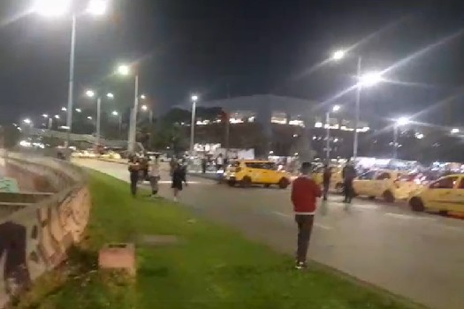 Decenas de taxistas bloquean la calle 26 en inmediaciones del aeropuerto