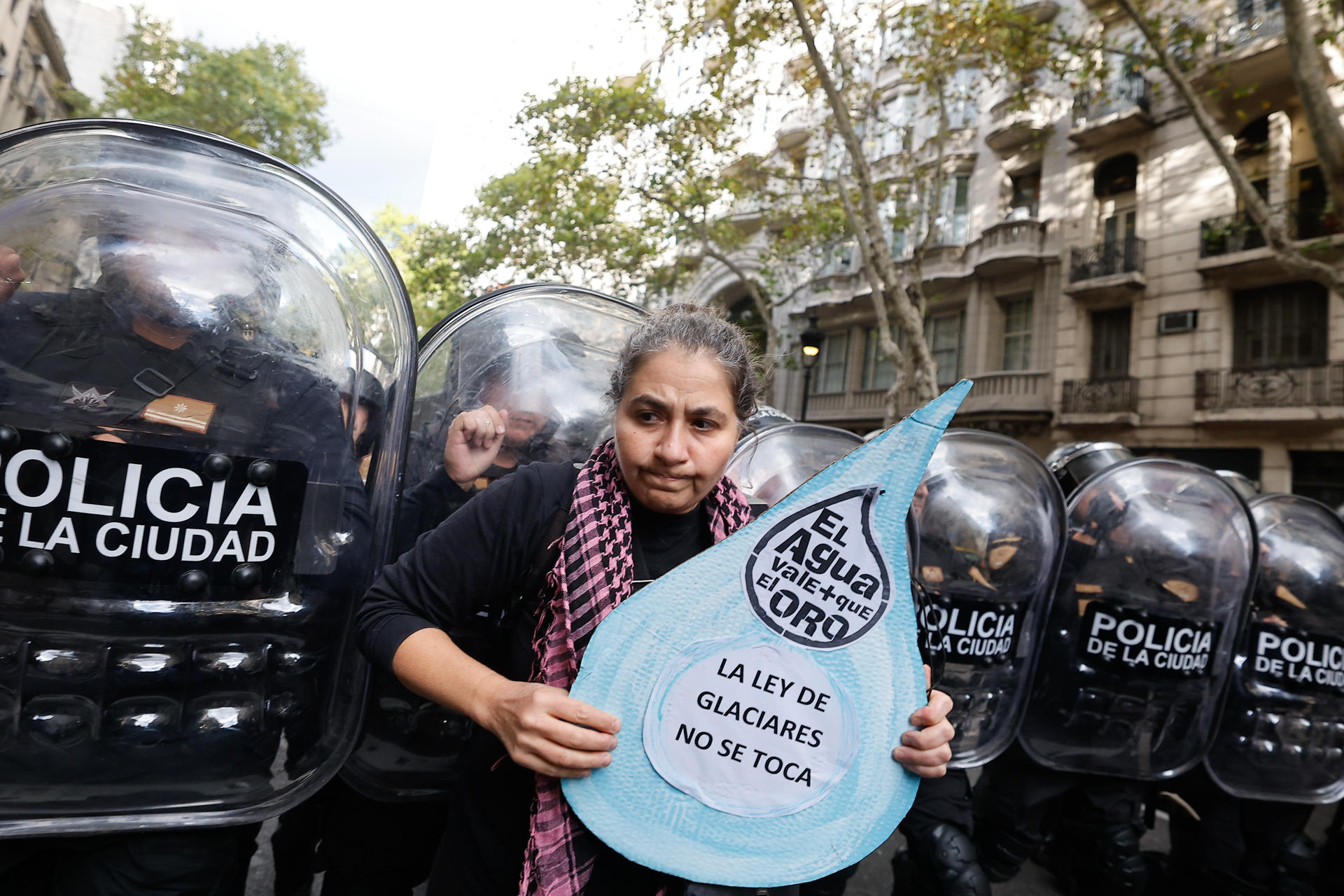 AME1262. BUENOS AIRES (ARGENTINA), 08/04/2026.- Una persona sostiene un cartel duran una manifestación en contra de la reforma de ley de glaciares este miércoles, en cercanías al Congreso en Buenos Aires (Argentina). La Cámara de Diputados de Argentina comenzó el debate en el plano de un proyecto impulsado por el Gobierno de Javier Milei que busca fomentar los proyectos mineros en áreas cercanas a los glaciares y que genera un amplio rechazo por parte de organizaciones ambientalistas. EFE/ Juan Ignacio Roncoroni